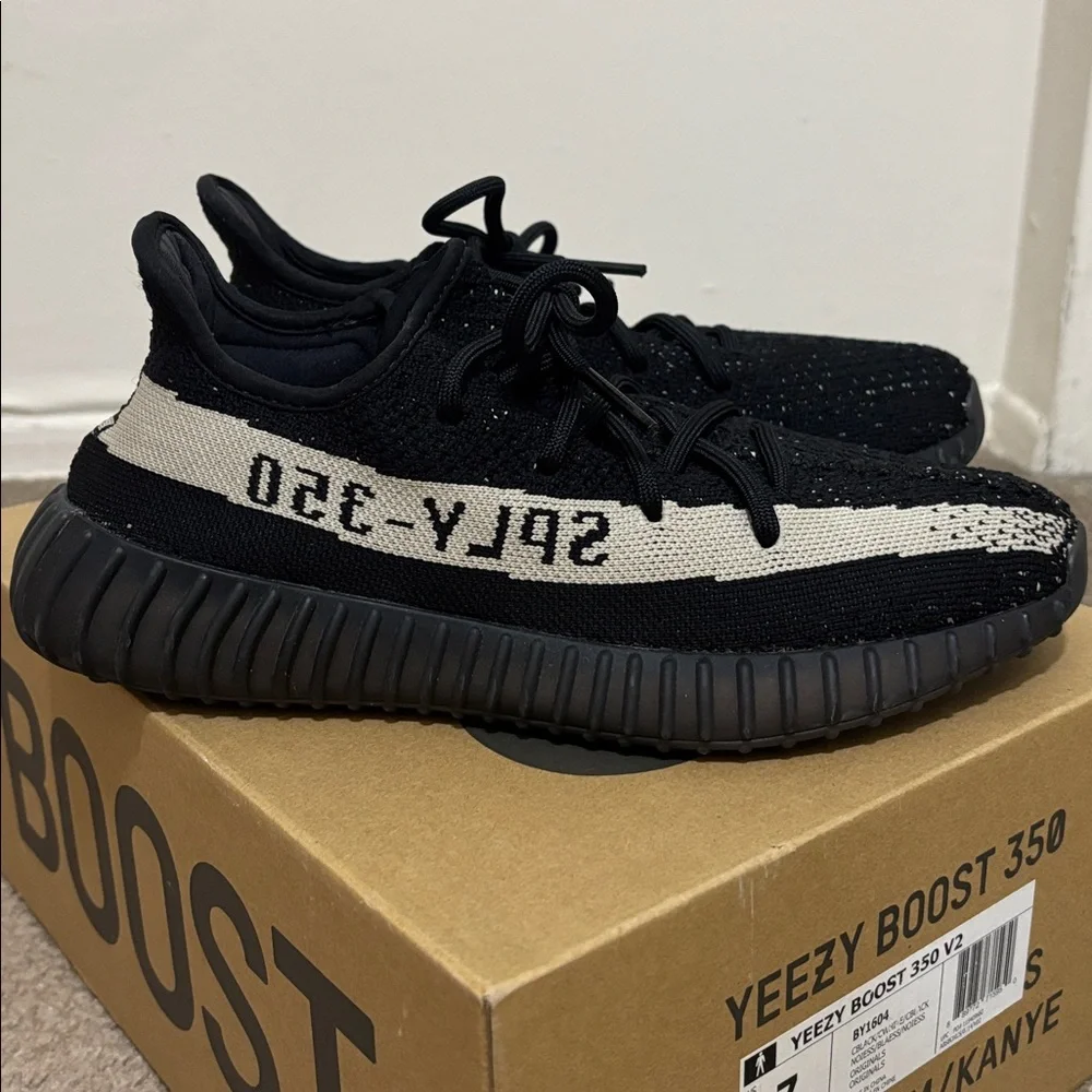Adidas Yeezy Boost 350 V2 Kids Sneakers - Black and Cream- size 7 - Picture 2 of 8